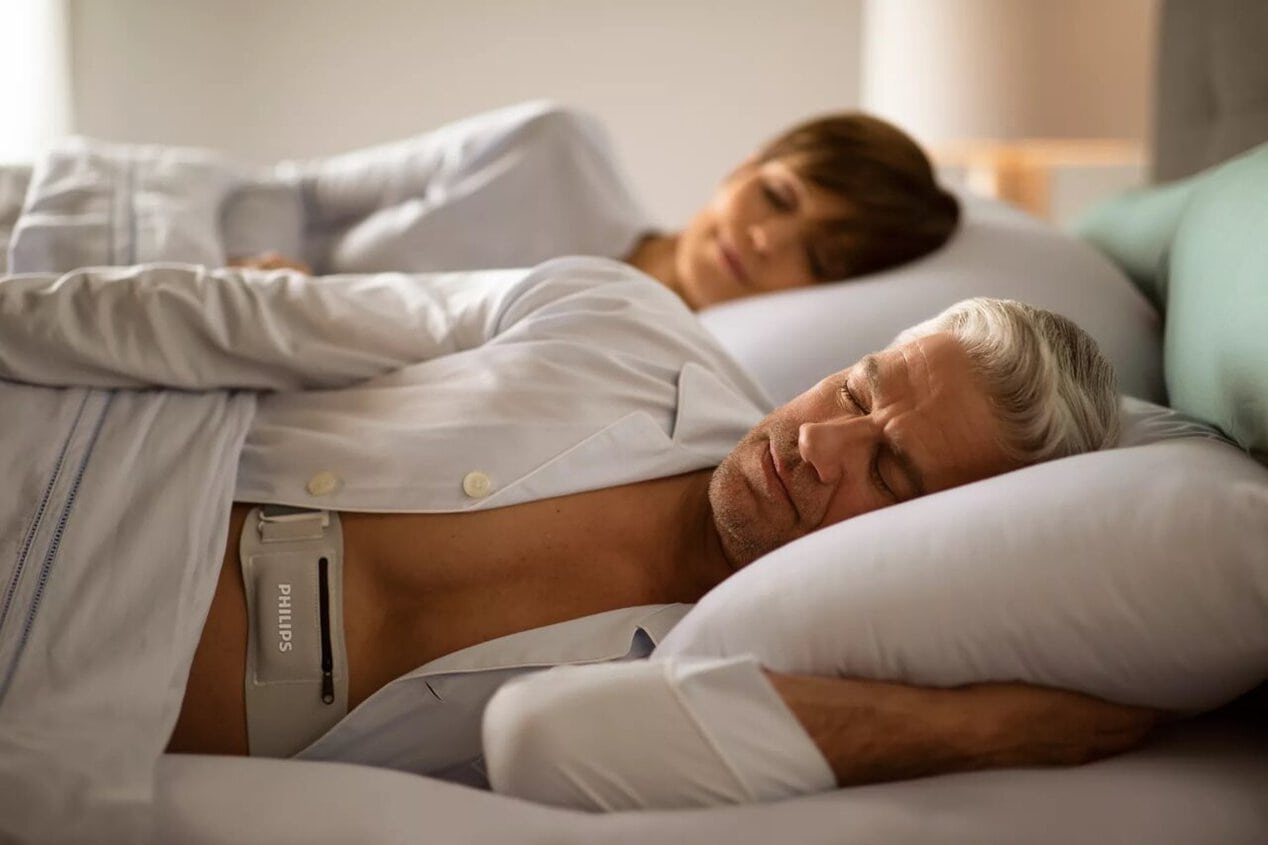 Mann im Bett liegend, Positionstherapie mit dem Philips NightBalance